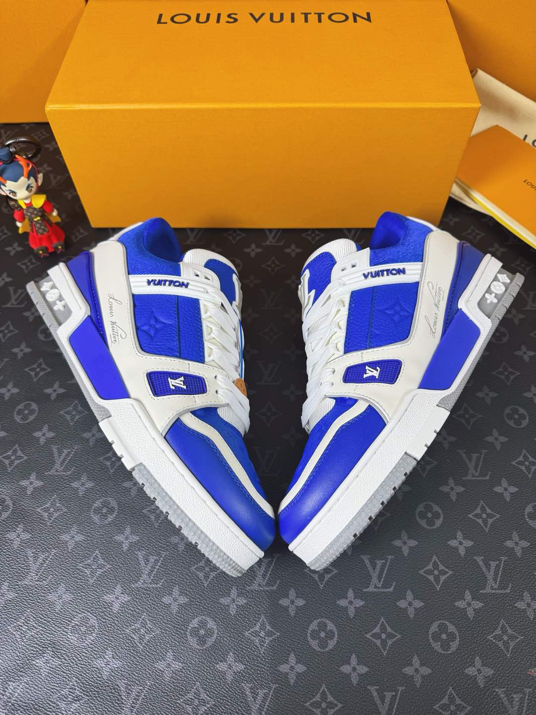 Sneakers