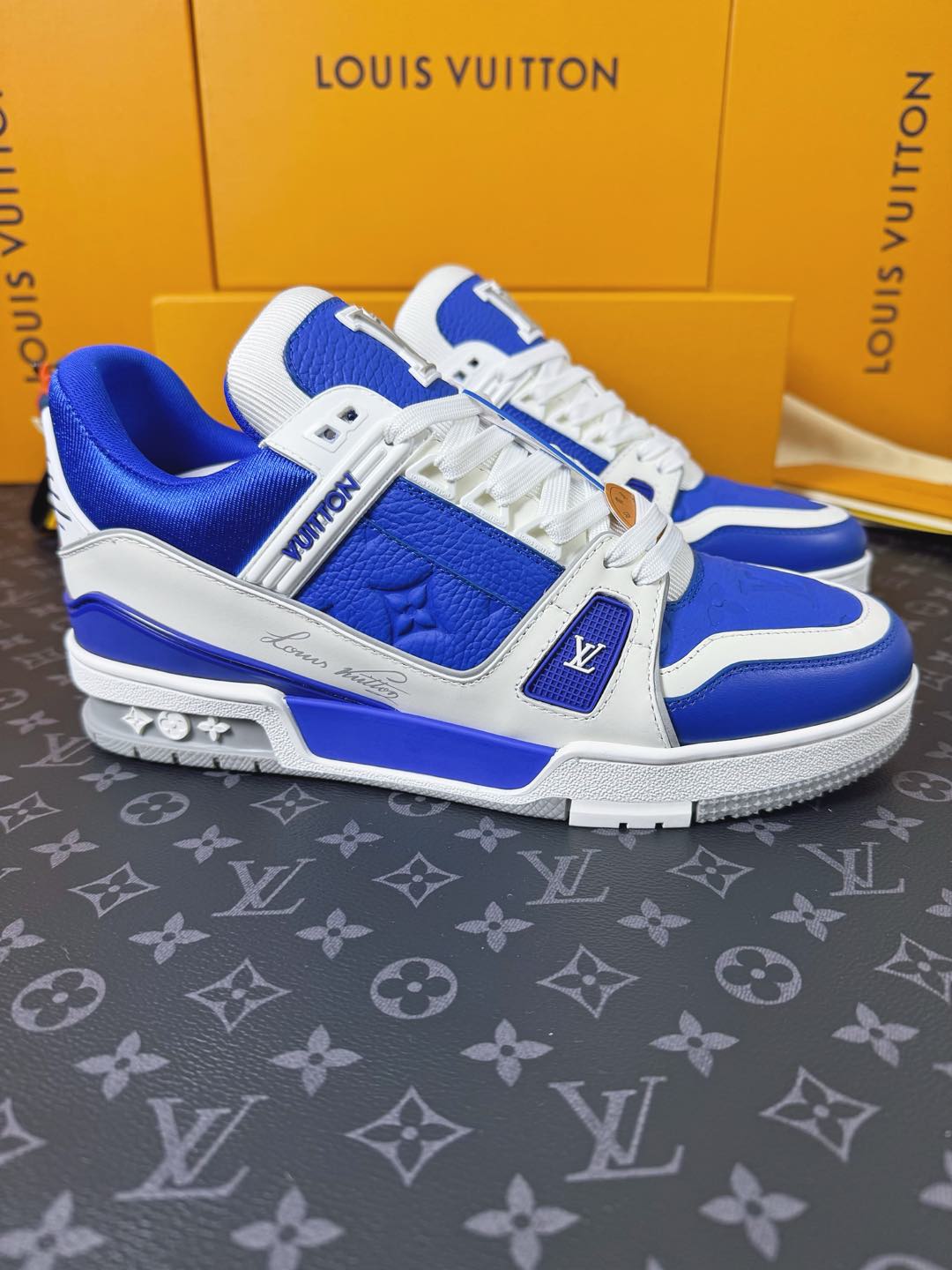 Sneakers